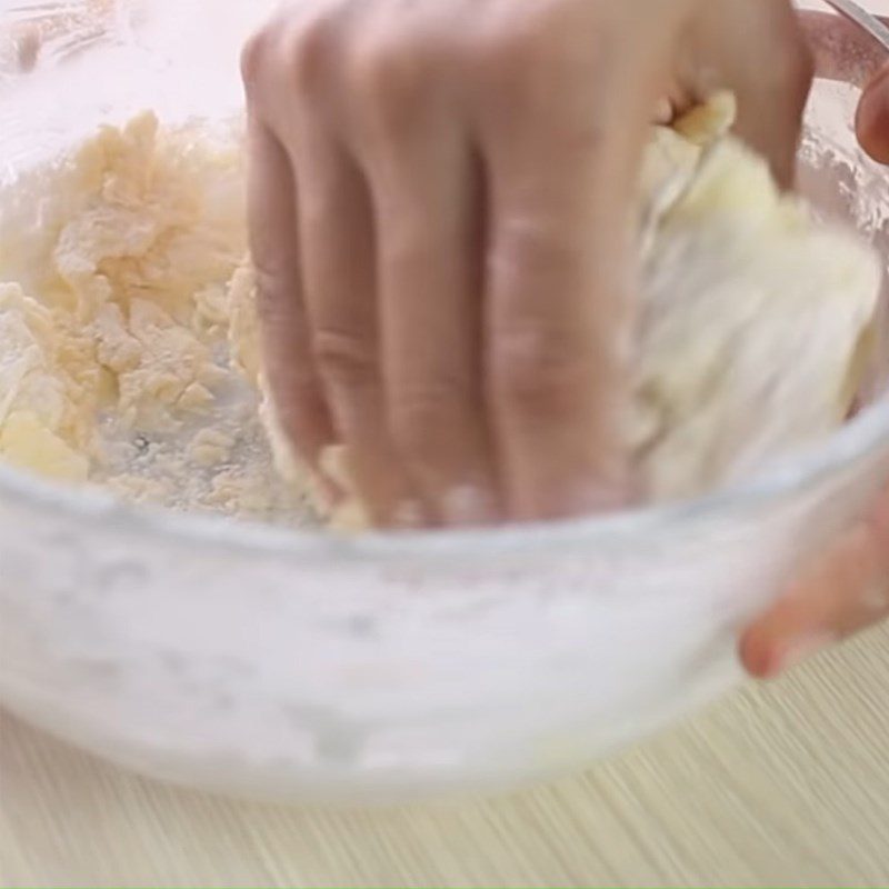 Step 3 Knead the dough Deep-fried doughnut