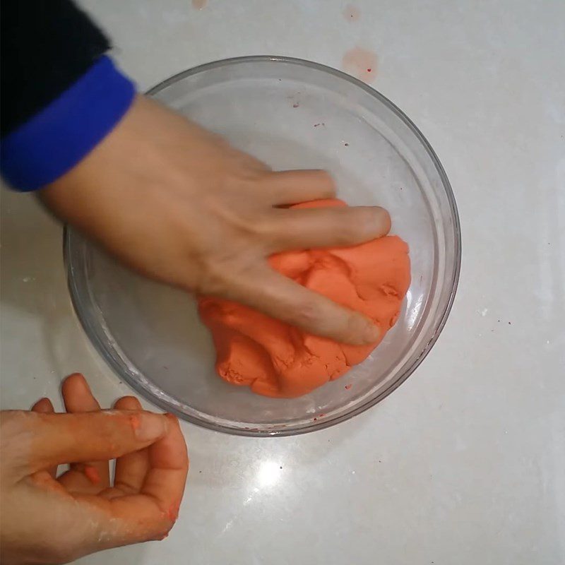 Step 2 Kneading glutinous rice flour with gấc Gấc cake (bánh giầy)