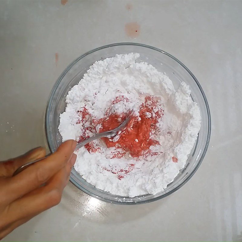 Step 2 Kneading glutinous rice flour with gấc Gấc cake (bánh giầy)