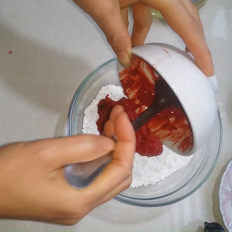 Step 2 Kneading glutinous rice flour with gấc Gấc cake (bánh giầy)