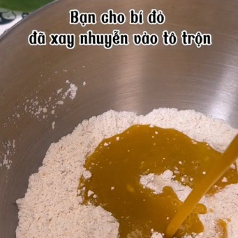 Step 4 Kneading the dough for pumpkin buns with mung bean filling