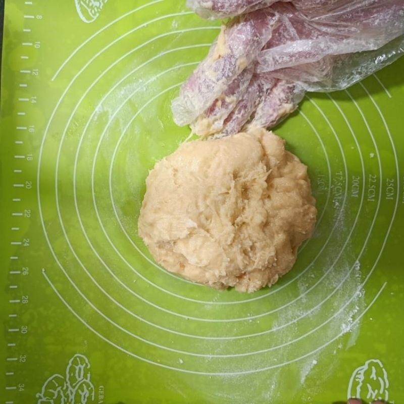 Step 2 Kneading the dough for Donut using a non-stick pan