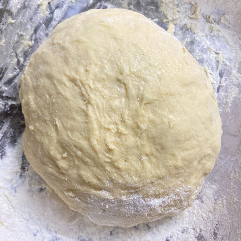 Step 1 Kneading the dough for chicken meat stuffed bread (recipe shared by a user)