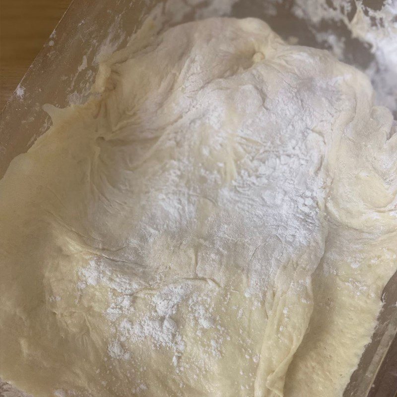 Step 1 Kneading the dough for chicken meat stuffed bread (recipe shared by a user)