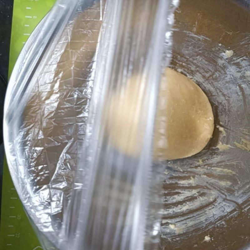 Step 2 Kneading the donut dough with a non-stick pan