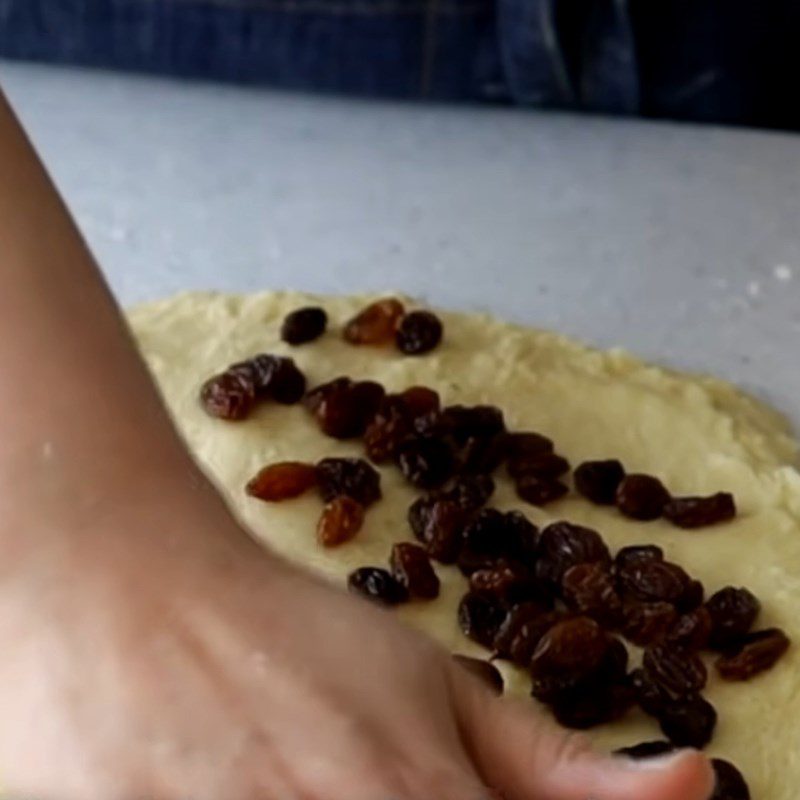 Step 3 Kneading dough and wrapping raisins Sandwich bread with raisins