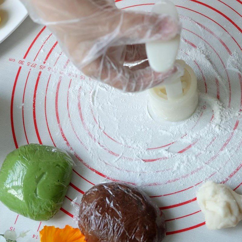 Step 6 Shaping the cake Singapore cold mooncake