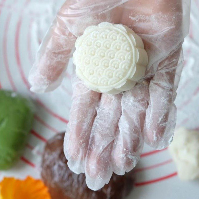 Step 6 Shaping the cake Singapore cold mooncake