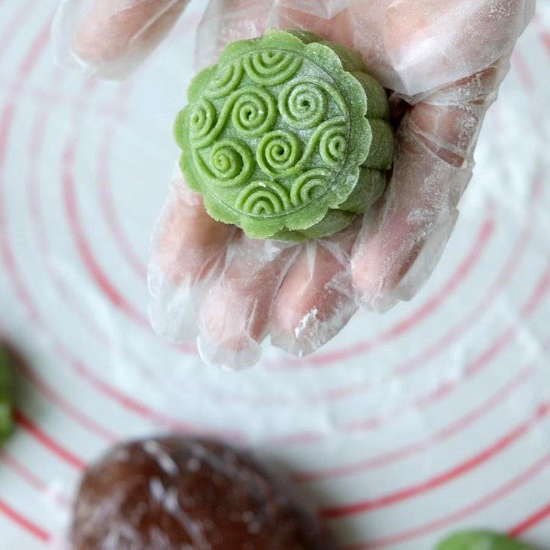 Step 6 Shaping the cake Singapore cold mooncake