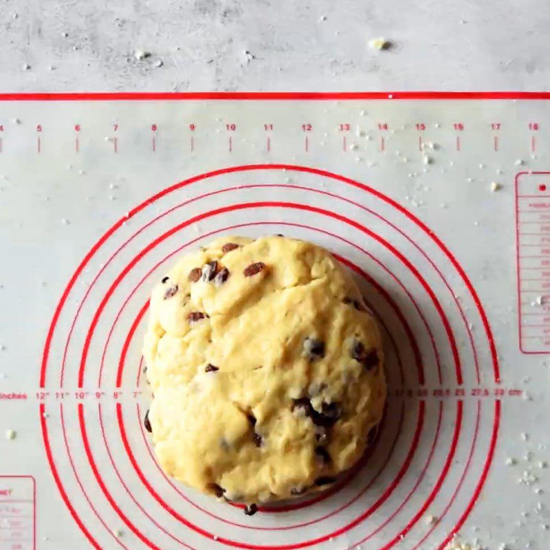 Step 3 Knead the dough with raisins Soul cake