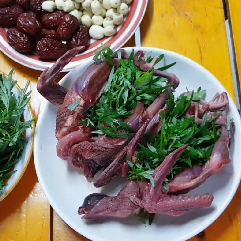 Step 3 Stuff the ingredients into the pigeon Stew pigeon with wormwood