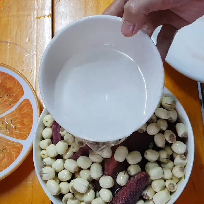 Step 3 Stuff the ingredients into the pigeon Stew pigeon with wormwood