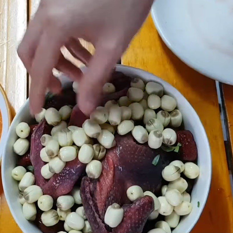 Step 3 Stuff the ingredients into the pigeon Stew pigeon with wormwood