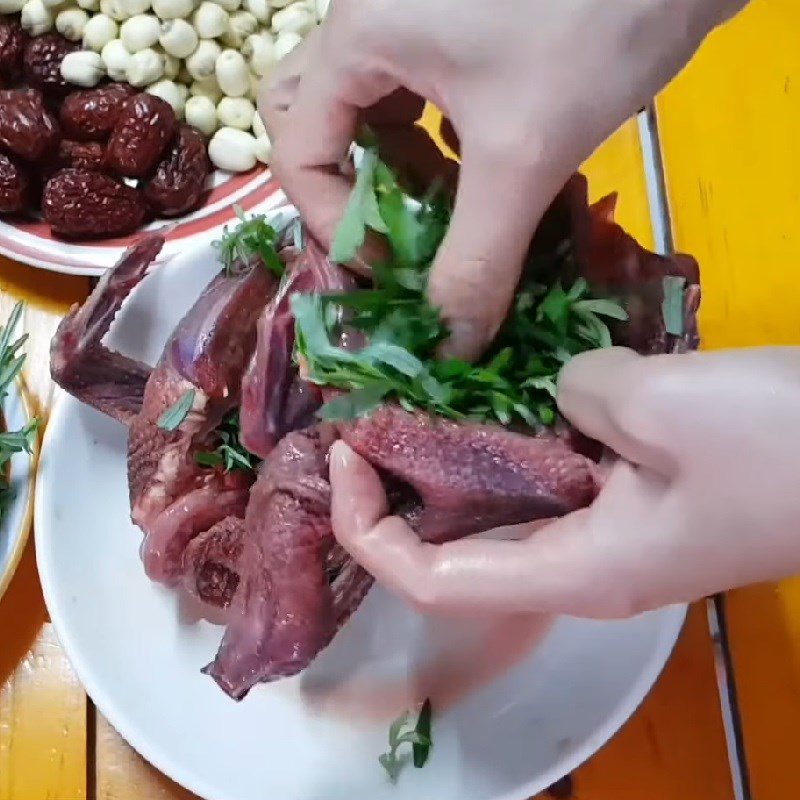 Step 3 Stuff the ingredients into the pigeon Stew pigeon with wormwood