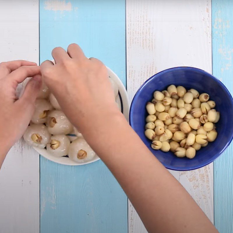 Step 2 Stuff the lotus seeds into the lychee Lychee and Lotus Seed Sweet Soup