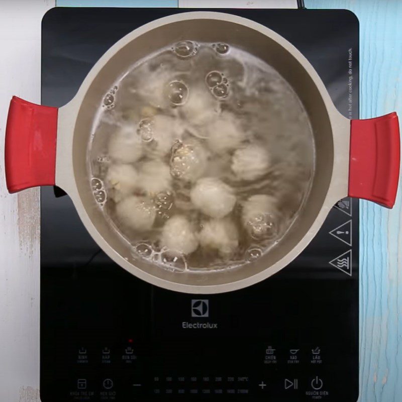 Step 3 Cooking the dessert Lychee lotus seed dessert