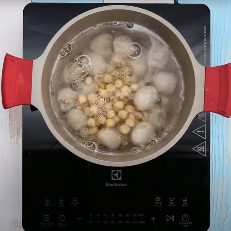 Step 3 Cooking the dessert Lychee lotus seed dessert