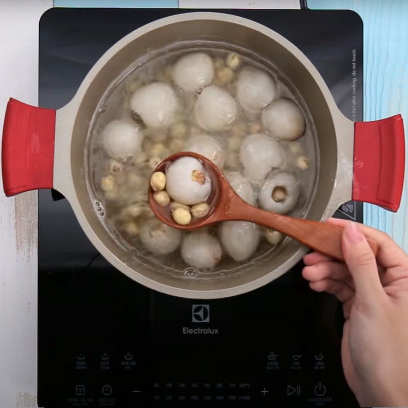 Step 3 Cooking the dessert Lychee lotus seed dessert