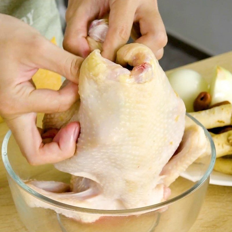 Step 2 Stuff the ingredients into the chicken's belly Ginseng chicken