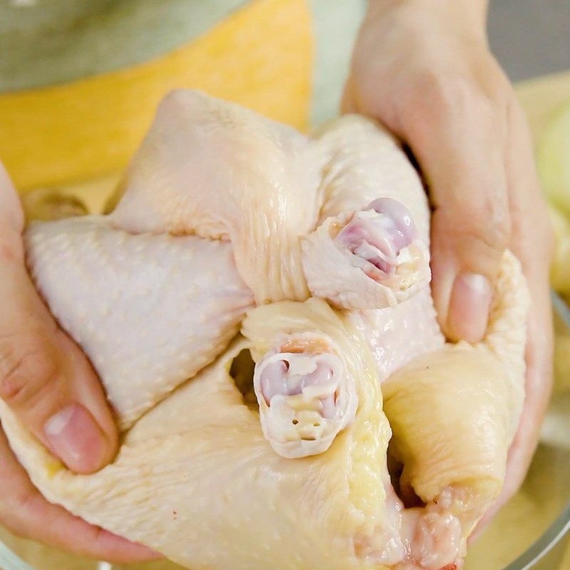 Step 2 Stuff the ingredients into the chicken's belly Ginseng chicken