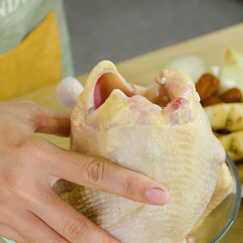 Step 2 Stuff the ingredients into the chicken's belly Ginseng chicken