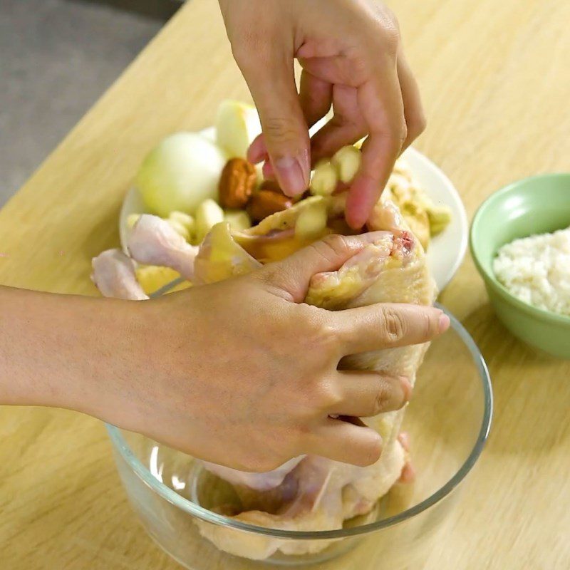 Step 2 Stuff the ingredients into the chicken's belly Ginseng chicken