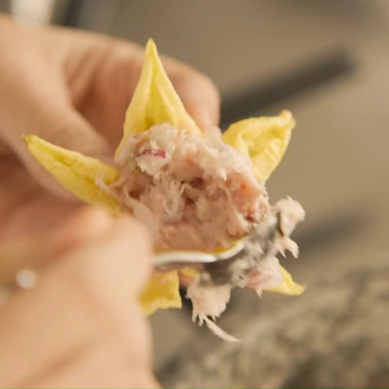 Step 3 Stuff the filling Pumpkin flower soup with shrimp and enoki mushrooms