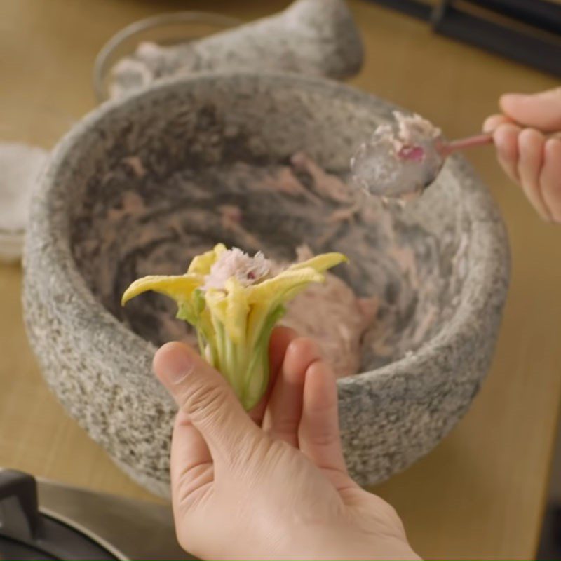 Step 3 Stuff the filling Pumpkin flower soup with shrimp and enoki mushrooms