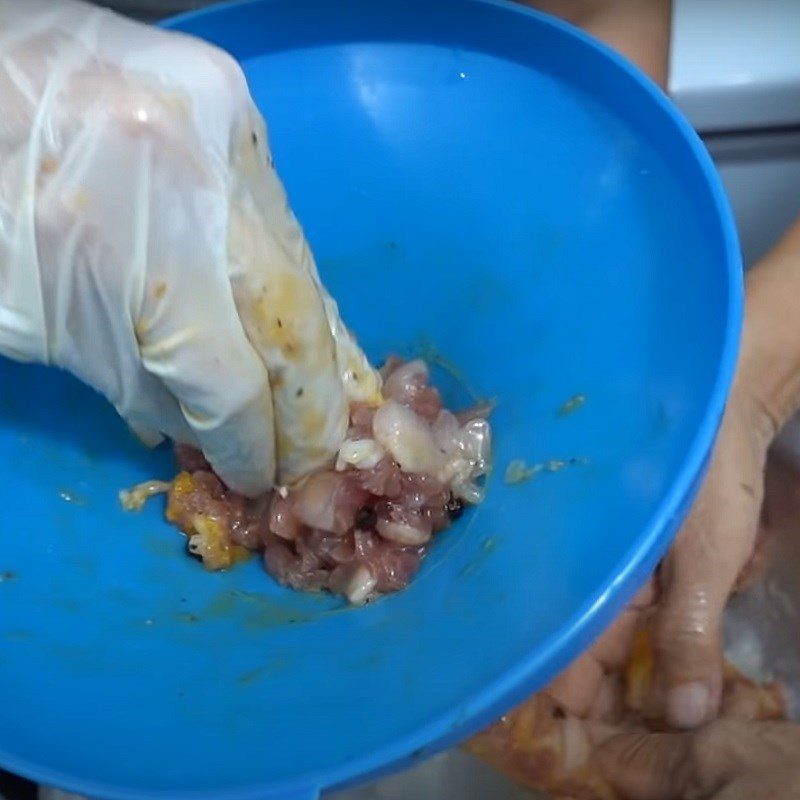 Step 4 Stuffing the salted egg sausage