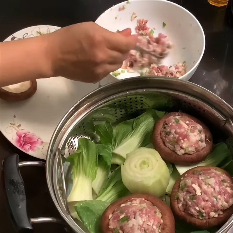 Step 4 Stuff minced meat into shiitake mushrooms Stuffed shiitake mushrooms steamed