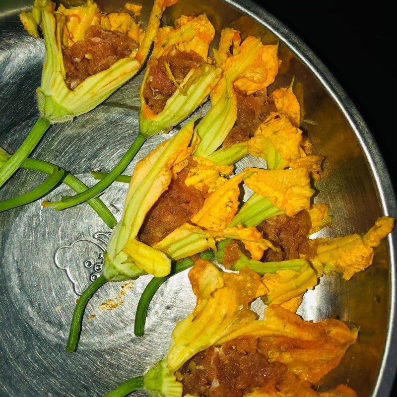 Step 3 Stuff the meat into the zucchini flower Stuffed zucchini flowers fried crispy