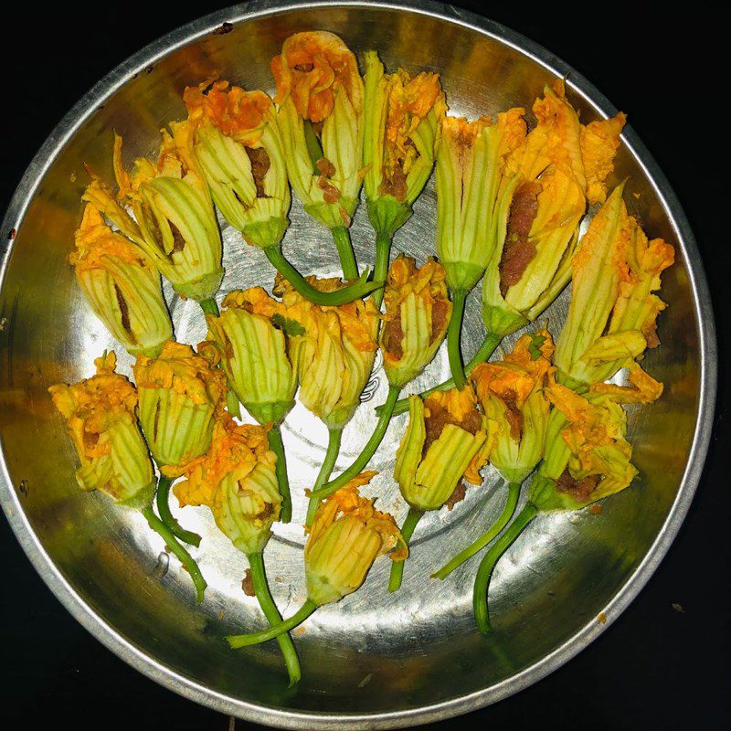 Step 3 Stuffing the squash flower with meat Fried squash flower stuffed with meat