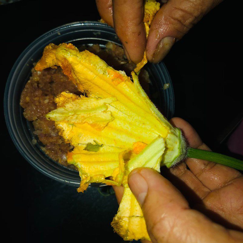 Step 3 Stuff the meat into the zucchini flower Stuffed zucchini flowers fried crispy