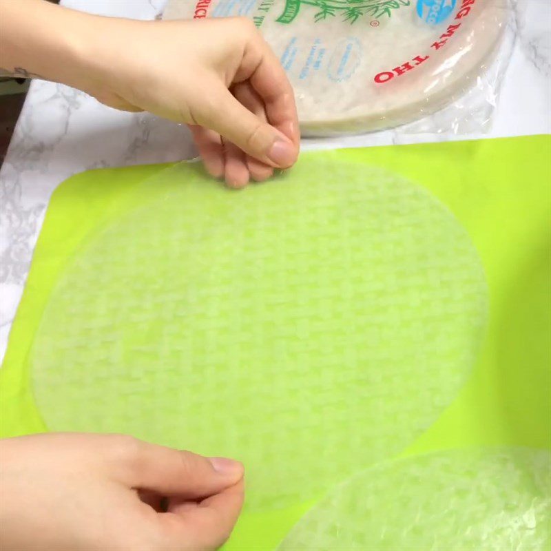 Step 3 Dip rice paper for spring rolls with rice paper