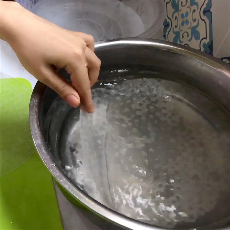 Step 3 Dip rice paper for spring rolls with rice paper