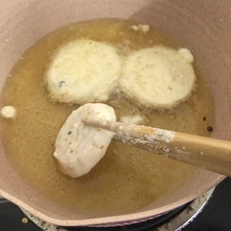 Step 3 Dipping the flour and frying the taro cake Crispy fried taro cake