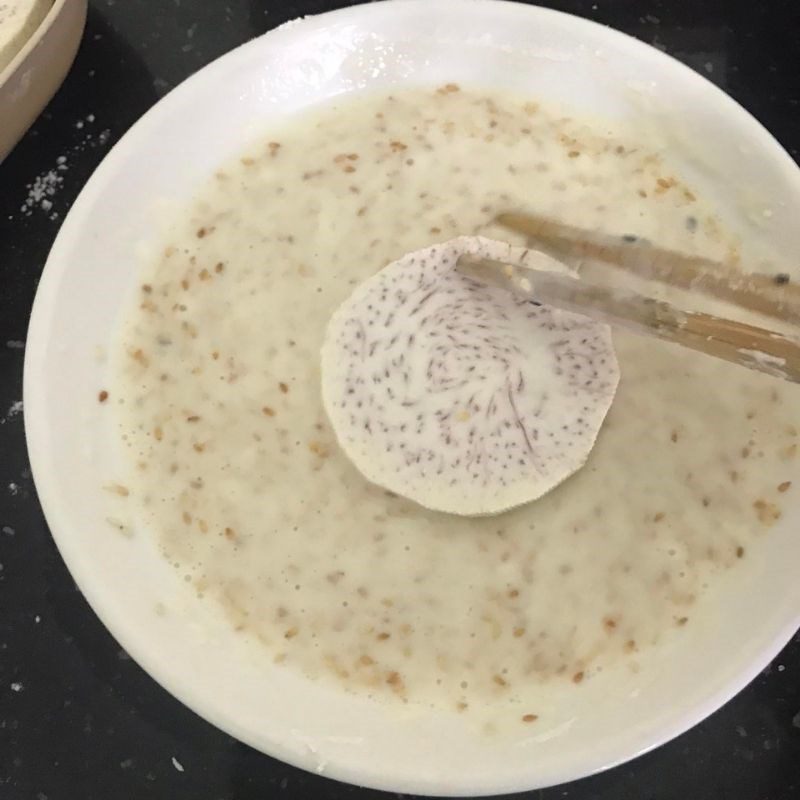 Step 3 Dipping the flour and frying the taro cake Crispy fried taro cake