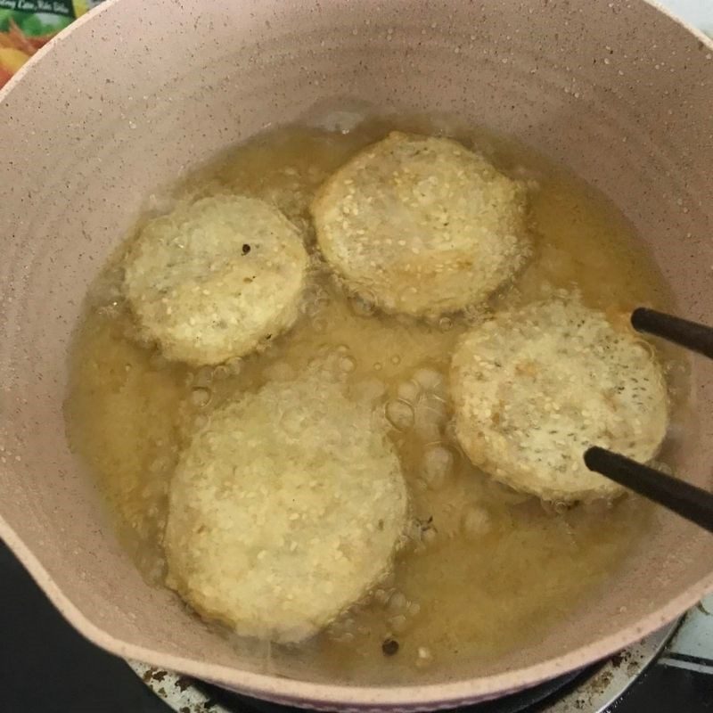 Step 3 Dipping the flour and frying the taro cake Crispy fried taro cake