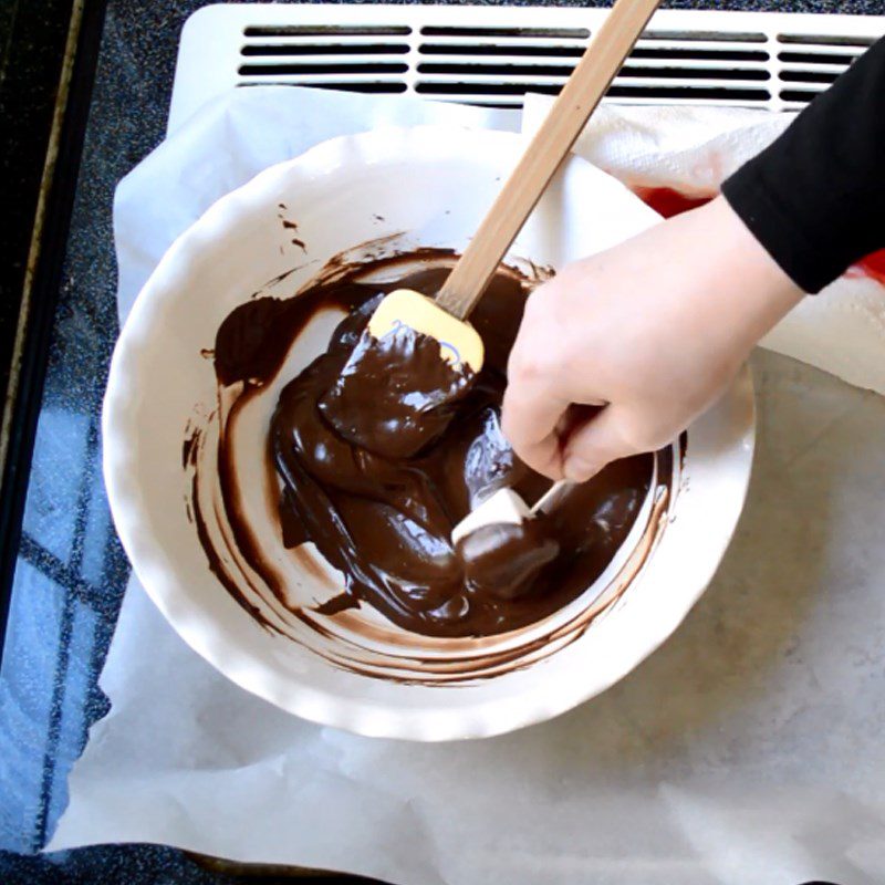 Step 2 Dipping the candy and decorating Chocolate-dipped Marshmallow Candy