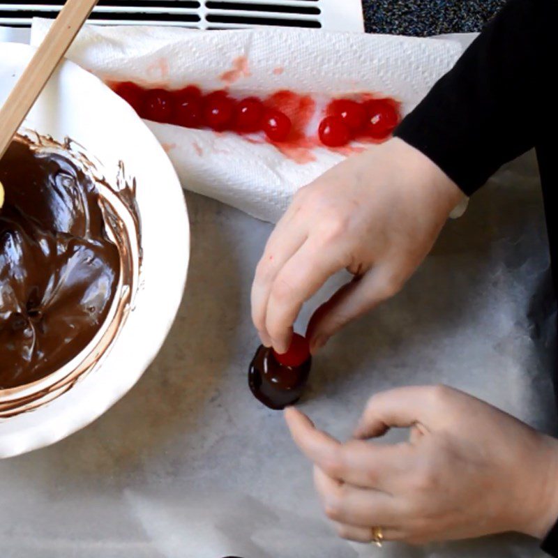 Step 2 Dipping the candy and decorating Chocolate-dipped Marshmallow Candy