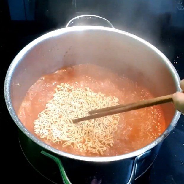 Step 4 Dip shrimp, noodles, and vegetables in a cup hot pot