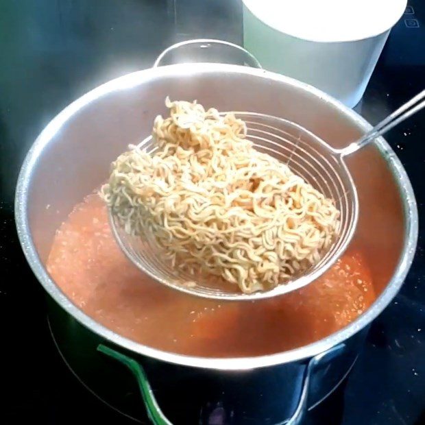 Step 4 Dip shrimp, noodles, and vegetables in a cup hot pot