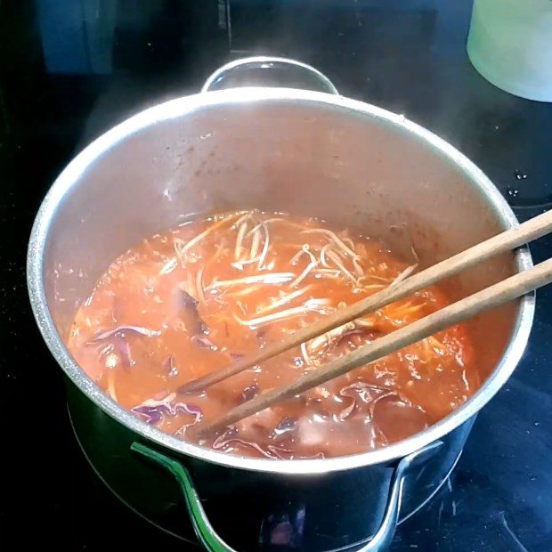 Step 4 Dip shrimp, noodles, and vegetables in a cup hot pot