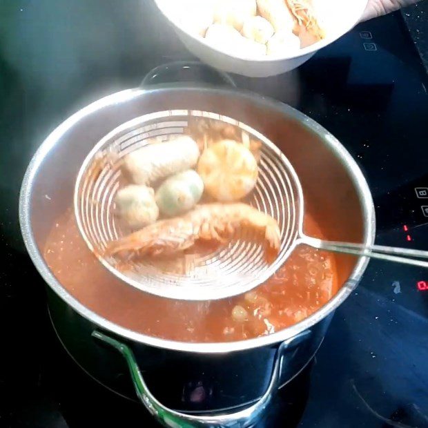 Step 4 Dip shrimp, noodles, and vegetables in a cup hot pot