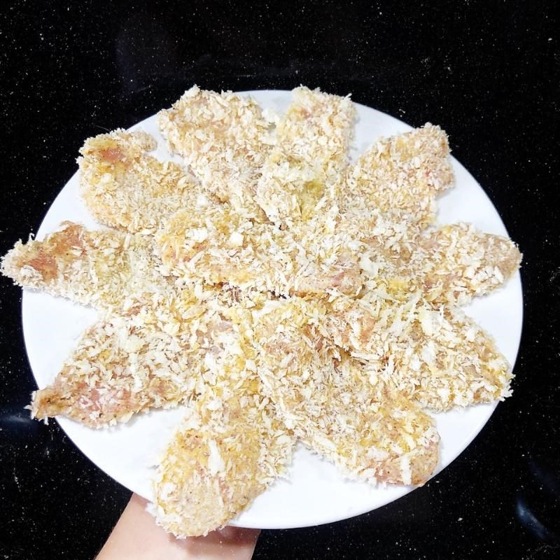 Step 2 Dipping chicken breast Crispy fried chicken breast (recipe shared by user)