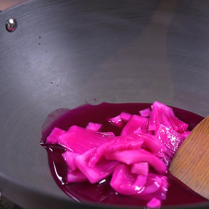 Step 2 Dyeing the coconut for Chrysanthemum-shaped Coconut Jam