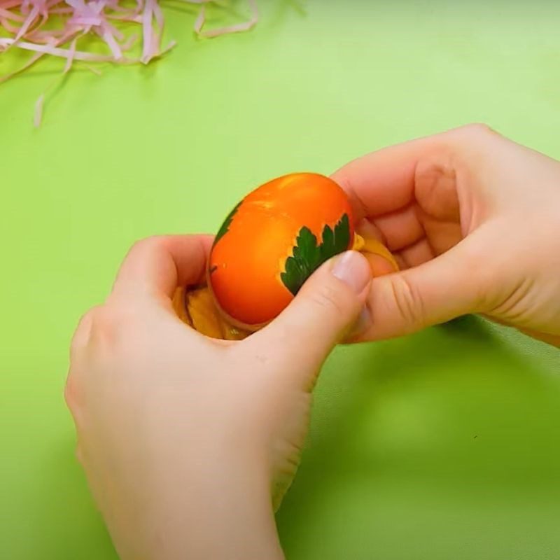 Step 3 Coloring Decorating colored eggs with flowers and leaves