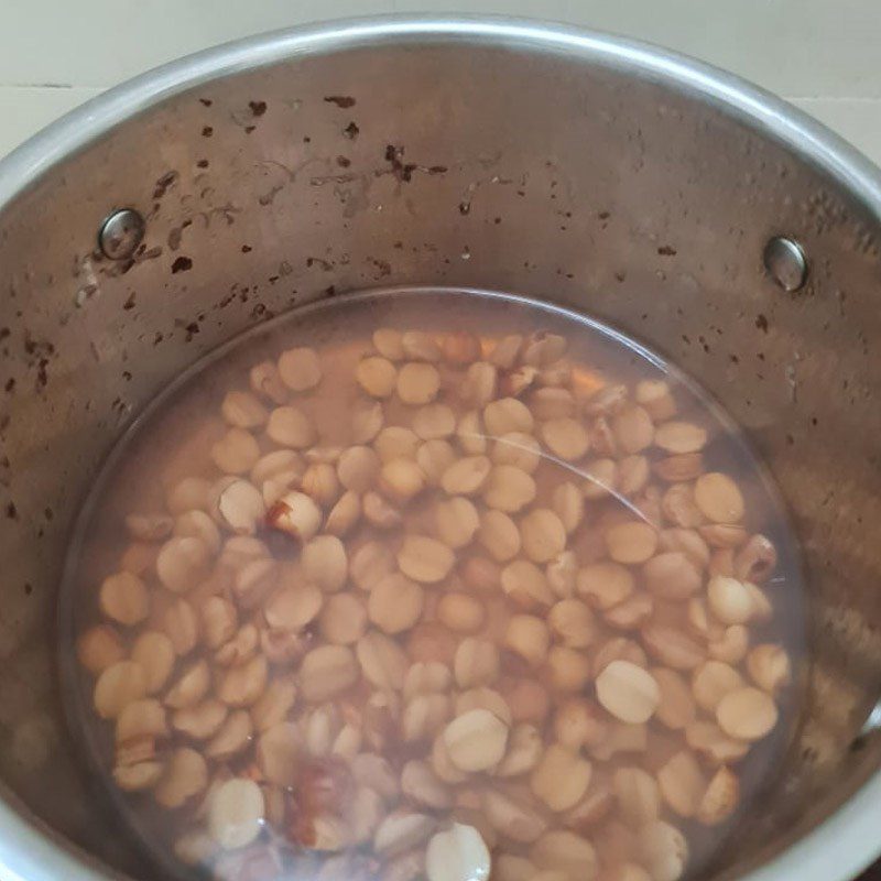 Step 2 Simmer red beans and lotus seeds Red Bean and Lotus Seed Sweet Soup (Recipe shared by users)