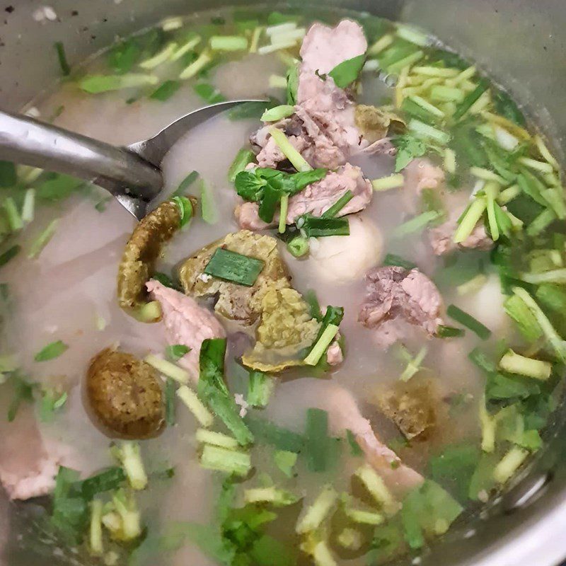 Step 3 Simmer taro and bones for bone and taro soup with sour fruits