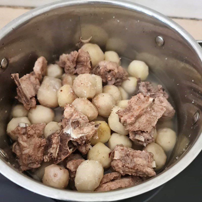 Step 3 Simmer taro and bones for bone and taro soup with sour fruits